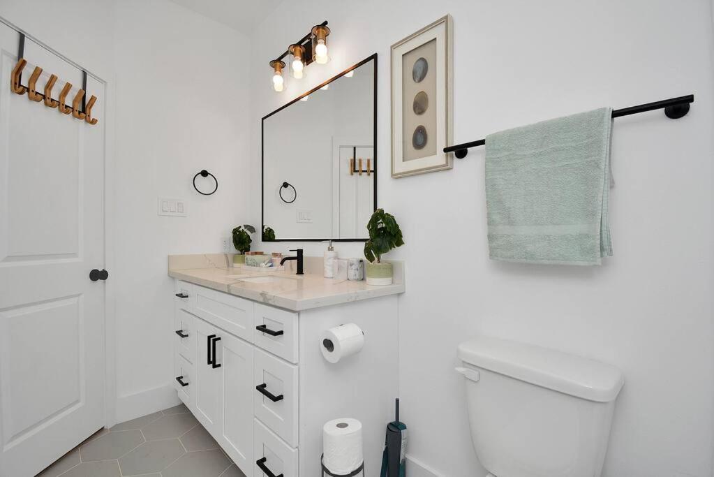 יוסטון Blissful Getaway Home With Hot Tub & Backyard Near Downtown מראה חיצוני תמונה