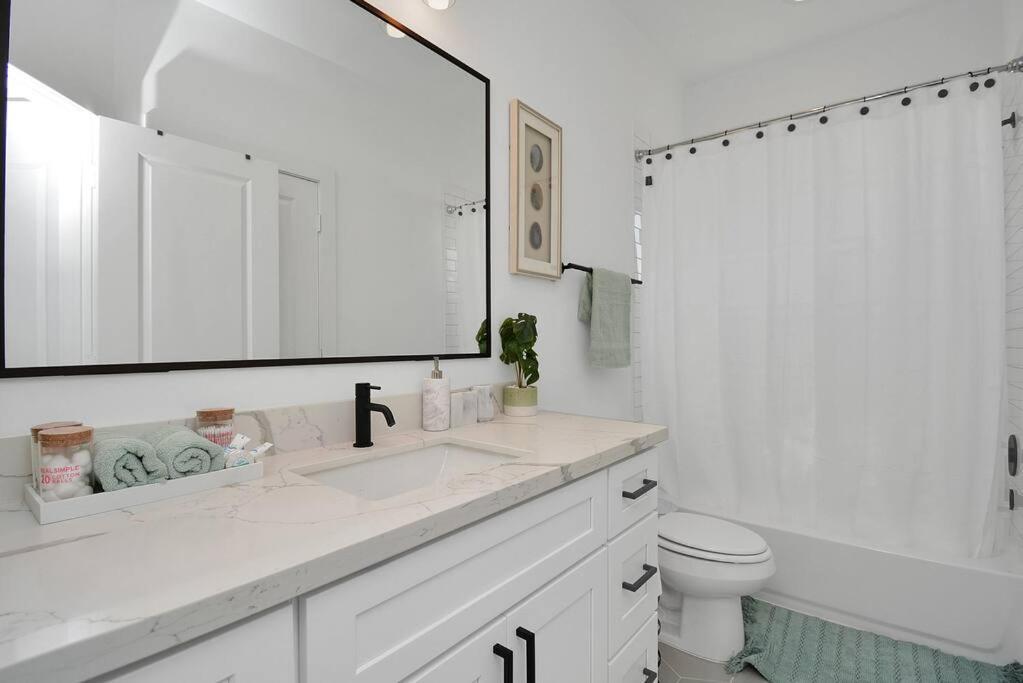 יוסטון Blissful Getaway Home With Hot Tub & Backyard Near Downtown מראה חיצוני תמונה