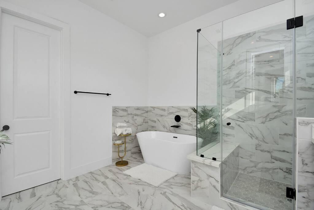 יוסטון Blissful Getaway Home With Hot Tub & Backyard Near Downtown מראה חיצוני תמונה