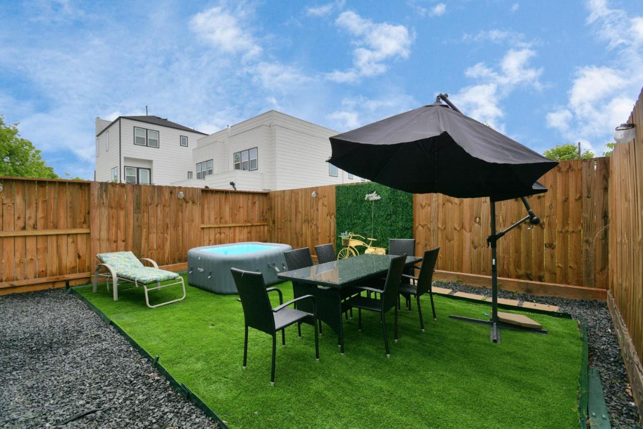 יוסטון Blissful Getaway Home With Hot Tub & Backyard Near Downtown מראה חיצוני תמונה